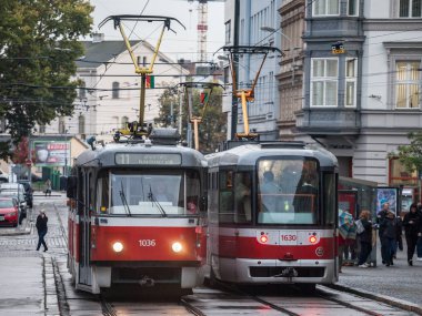 Brno, Çek Cumhuriyeti - 5 Kasım 2019: Brno şehir merkezinde kesişen iki tramvay, Tatra K2 modeli. Ayrıca Salina olarak da bilinir, bunlar Brno, Moravya 'nın ana ulaşım sistemi.