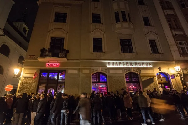 Prága Csehország 2019 November Éjszaka Chapeau Rouge Előtt Sorakozó Emberek — Stock Fotó