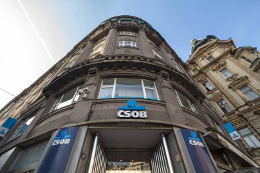 Prag, Çek Cumhuriyeti - 2 Kasım 2019: Csob Bank logosu merkez Prag 'daki yerel ofislerinin önünde. Csob ya da ceskoslovenska obchodni banka, Kbc Bank grubunun bir parçasıdır.