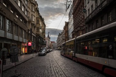 Prag, Çek Cumhuriyeti - 2 Kasım 2019: Prag 'ın eski Prag kentindeki Vodickova Caddesi Panoraması, sonbaharda gün batımında bir tramvay geçerken. Prag tramvayları şehrin ana ulaşım sistemidir.
