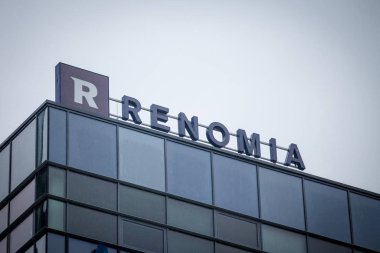 Brno, Çek Cumhuriyeti - 5 Kasım 2019: Brno 'daki ana ofislerinin önündeki Renomia logosu. Renomia, endüstriler için risk yönetimi hizmetlerini kanıtlayan bir sigorta ve sigorta şirketidir.