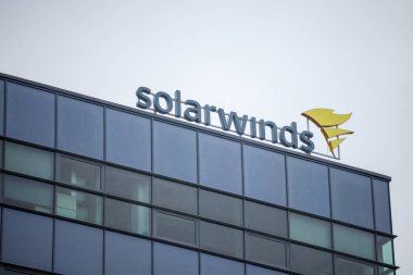 Brno, Çek Cumhuriyeti - 5 Kasım 2019: Brno için ofislerinin önünde Solarwind logosu. Solarwind, ağ altyapısı için yazılım geliştirme alanında uzmanlaşmış bir Amerikan şirketi.