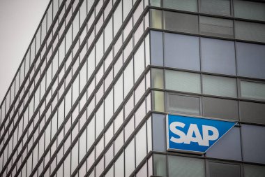 Brno, Çek Cumhuriyeti - 5 Kasım 2019: Brno için ofislerinin önünde aptal logo. Sap, şirket müşterileri için Crm ve Erp çözümlerinde uzmanlaşmış bir Alman yazılım geliştirme şirketidir.
