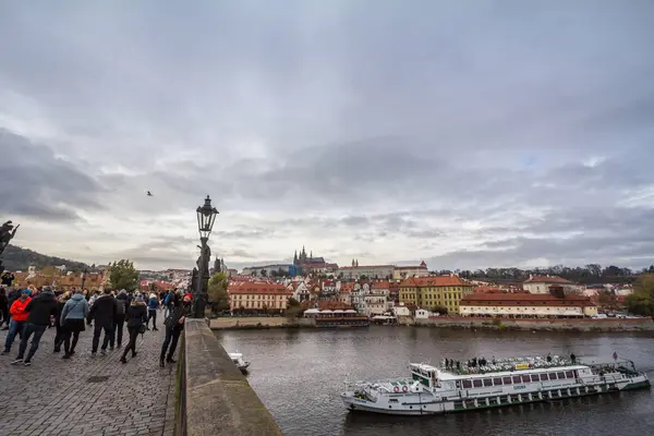 Prague Czechie Novembre 2019 Touriste Prend Selfie Sur Pont Charles — Photo