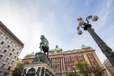 Sırbistan 'ın başkenti Belgrad' daki Sırbistan Cumhuriyeti Meydanı 'ndaki Ulusal Müze önünde Prens Mihailo (Knez Mihailo) heykeli bulunuyor. Kod Konja olarak da bilinir, şehrin önemli bir simgesidir.