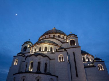 Saint Sava Katedrali tapınakta (Hram Svetog Save) görülen erken akşam fron dışarıda. Bu Ortodoks Kilisesi sermaye şehir Belgrad'ın ana anıtlar biridir