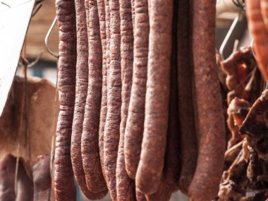 Sırbistan 'ın kırsal kesiminde Sırp Kulen Kobasica sosisi, el yapımı, asılıp kurutuluyor. Kulen, Hırvatistan ve Sırbistan 'dan geleneksel bir domuz sosisidir.