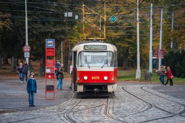 Prag, Çek Cumhuriyeti - 3 Kasım 2019: Prag tramvayı, veya Tatra T3 modeli olarak adlandırılan tramvay, Vystaviste durağında. Dpp tarafından yönetilen, ana toplu taşıma ağıdır.