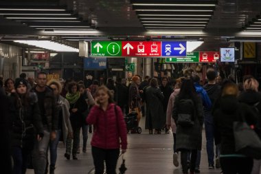 Brno, Çek Cumhuriyeti - 5 Kasım 2019: Moravya 'nın Brno kentindeki toplu taşımacılık (Mhd) merkezinde, çoğunlukla işçiler ve banliyö çalışanları olmak üzere bir grup insan, sınır dışı edilmemiş bir geçitte yürüyorlar.