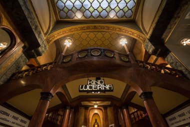Prag, Çek Cumhuriyeti - 2 Kasım 2019: Sinema logosu olan Kino Lucerna Sinema anıtsal merdivenleri, tipik bir Secession Art Nouveau tarzıyla. Büyük bir kültür simgesi ve anıttır.