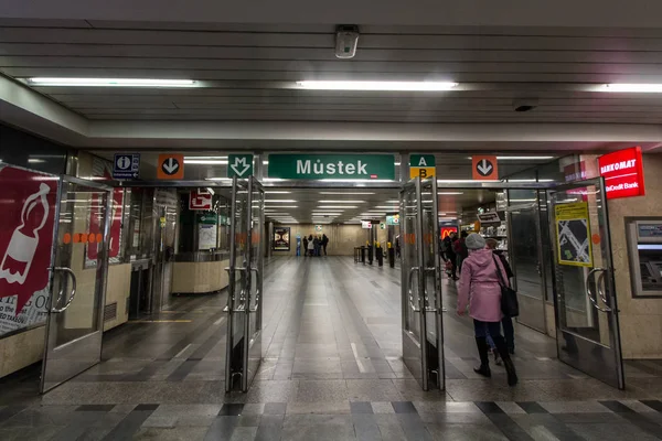 Praga Czechia Noviembre 2019 Los Pasajeros Que Entran Estación Metro —  Fotos de Stock