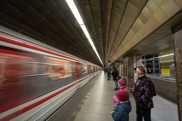 Praga Czechia Noviembre 2019 Pasajeros Mirando Metro Praga Prazske Metro —  Fotos de Stock