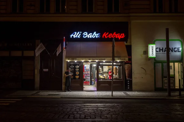 Prague Czechia Novembro 2019 Restaurante Kebab Fast Food Noite Centro — Fotografia de Stock