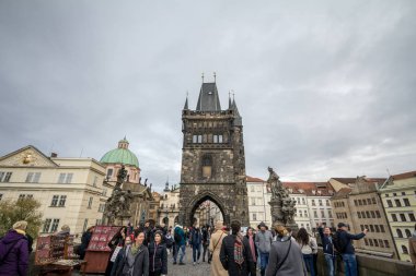 Prag, Çek Cumhuriyeti - 2 Kasım 2019: Çek Cumhuriyeti 'nin Prag kentindeki Charles Köprüsü' nün (Karluv Most) eski kasaba köprü kulesi veya staromestska mostecka vez, turistlerle dolu köprüde görüldü.