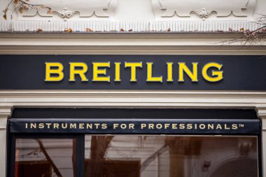 Prag, Çek Cumhuriyeti - 1 Kasım 2019: Prag 'daki mücevher mağazalarının logosu. Breitling, havacılık sektöründe kullanılan kronograflar ve saatlerle ünlü İsviçreli lüks bir saatçidir.