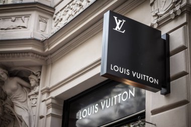 Prag, Çek Cumhuriyeti - 1 Kasım 2019: Viyana 'daki yerel butiklerinde Louis Vuitton Logosu. Louis Vuitton bir moda evi üreticisi ve Fransa 'dan lüks bir perakende şirketi.