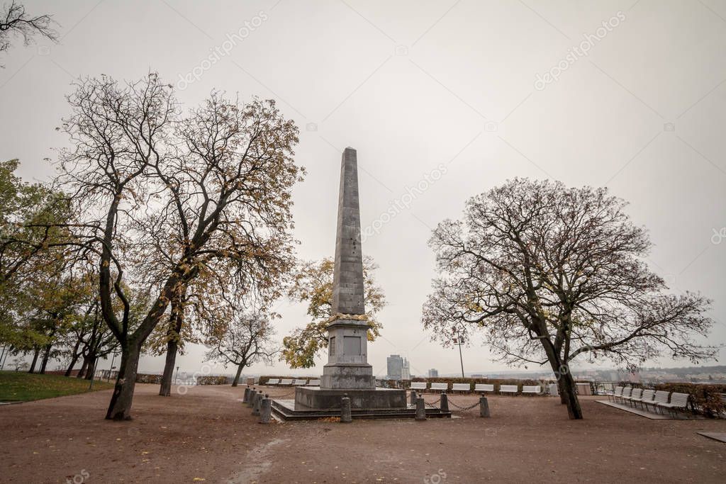 Obelisco de Denisove Sady Gardens, visto durante una tarde lluviosa