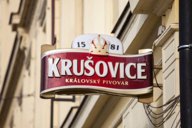 Prag, Çek Cumhuriyeti - 2 Kasım 2019: Krusovice logosu Prag 'da yerel bir perakende barının önünde. Krusovice, Çek biralarının en büyük ihracatçılarından biri olan Çek hafif bira markası.
