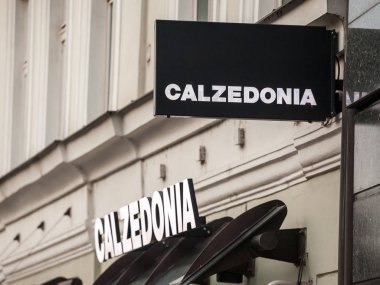 Prag, Çek Cumhuriyeti - 2 Kasım 2019: Prag 'daki ana dükkanlarında Calzedonia Logosu. Calzedonia, dünya çapında iç çamaşırı satan bir İtalyan moda perakende markası.