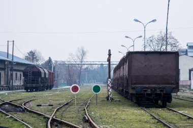 Paslı, eski bir kargo ve sanayi merkezi olan Sırbistan 'ın Zrenjanin kentinde yarısı terk edilmiş bir tren istasyonunu bekleyen Gondola vagonları da açık.