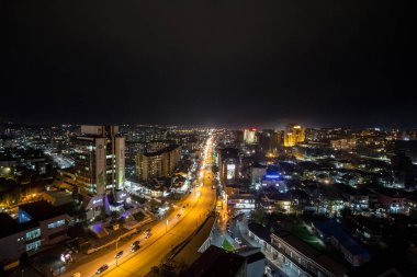 PRISHTINA, KOSOVO - NOVEMBER 11, 2016: Prishtina 'da Bill Clinton Bulvarı ve George W Bush Bulvarı' nın gece manzarası ve yanından geçen arabalar. Priştine Kosova 'nın başkenti