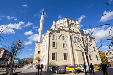 Mitrovica, Kosova - 11 Kasım 2016: İsa, Mitrovica 'nın Xhamia Camii' ne yalvarıyor. İsa Beg camii, Türkiye İşbirliği Dairesi tarafından yeniden inşa edilen Kosova 'nın İslami simgelerinden biri.