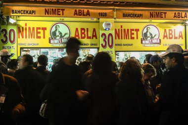 İstanbul, Türkiye - 24 Aralık 2009: Yeni yıl çekilişi için Nimet Abla loto büfesinin önünde kuyruğa giren bir kalabalık. Milli Piyango olarak da bilinir, Türk milli piyangosudur.