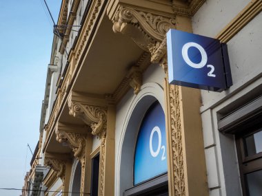 Prag, Çek Cumhuriyeti - 31 Ekim 2019: Prag 'daki ana dükkanlarında O2 logosu. O2, Çek Cumhuriyeti 'nin Telefonica' nın bir parçası olan ana telefon operatörü ve İnternet hizmet sağlayıcılarından biri.