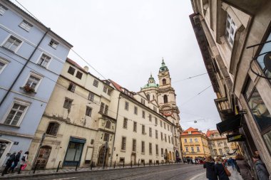 Prag, Çek Cumhuriyeti - 2 Kasım 2019: Kostel Svateho Mikulase olarak da bilinen Aziz Nicholas Kilisesi, Prag, Çek Cumhuriyeti 'nde, Kubbesi Karmelitska Caddesi' nden turist yürüyüşü ile görüldü