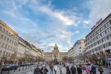 Prag, Çek Cumhuriyeti - 2 Kasım 2019: Vaclaske Namesti veya Wenceslas Meydanı 'ndan geçen ve ayakta duran turistler, arka planda büyük bir turistik durak olan Ulusal Müze (Narodni Muzeum) ile birlikte