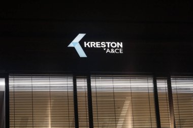 Brno, Çek Cumhuriyeti - 5 Kasım 2019: Kreston A & Ce logosu Brno 'daki ana ofislerinin önünde. Kreston A & Ce Çek muhasebe, vergi danışmanlık ve profesyonel hizmet şirketidir.