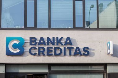 Prag, Çek Cumhuriyeti - 1 Kasım 2019: Banka Creditas logosu Prag merkez ofisinin önünde. Creditas, perakende bankası haline gelen eski bir Çek Kredi Birliği.
