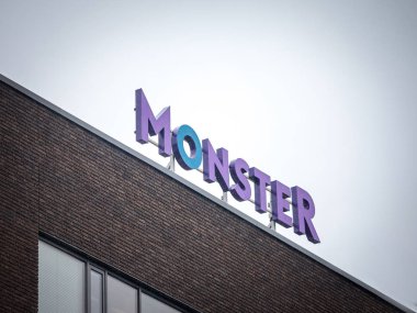 Brno, Çek Cumhuriyeti - 5 Kasım 2019: Brno, Monster Worldwide 'daki ana ofislerinin önündeki Monster.com logosu bir iş arama motoru web sitesi ve iş ilanı sunan bir iş bulma kuruludur.