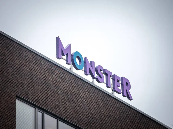 Brno Czechia Novembro 2019 Monster Com Logo Frente Seu Escritório — Fotografia de Stock