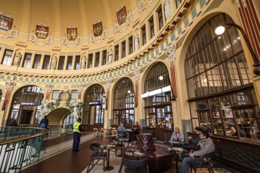 Prag, Çek Cumhuriyeti - 31 Ekim 2019: Praha Hlavni Nadrazi Tarih Salonu 'ndaki Fantova Kavarna kafesinin terasında oturan insanlar. Şehirde Art Nouveau 'nun simgesidir.