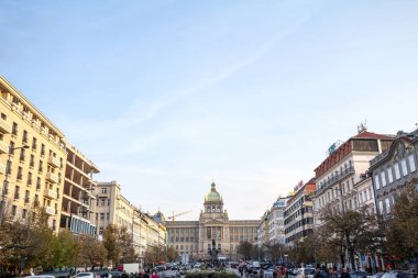 Prag, Çek Cumhuriyeti - 31 Ekim 2019: Vaclaske Namesti veya Wenceslas Meydanı 'ndan geçen ve ayakta duran turistler, arka planda büyük bir turistik durak olan Ulusal Müze (Narodni Muzeum) ile birlikte