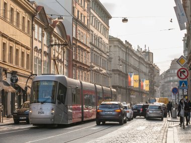 Prag, Çek Cumhuriyeti - 31 Ekim 2019: Prag Eski Kenti 'nde Jindrisska Caddesi Panorama' da sonbaharda tramvay ve bir trafik sıkışıklığı yaşandı. Prag tramvayları şehrin ana ulaşım sistemidir.