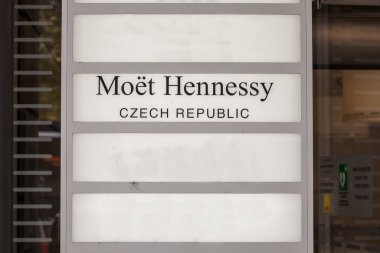 Prag, Çek Cumhuriyeti - 3 Kasım 2019: Çek Cumhuriyeti ofislerinin önünde Moet Hennessy logosu. Lvmh 'nin bir parçası olan Moet Hennessy, lüks şampanya ve konyak üreten bir Fransız grubudur.