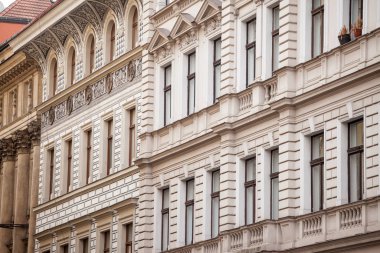 Şehrin en turistik bölgesinde, Prag, Çek Cumhuriyeti 'nin tarihi merkezi olan eski bir kasabanın caddesindeki eski bir apartman binasının tipik Ortaçağ cephesi