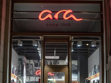 Brno, Çek Cumhuriyeti - 4 Kasım 2019: Brno için dükkanlarında Ara marka ayakkabı logosu. Ara ayakkabıları, Orta Avrupa 'daki son teknoloji ürünleriyle ünlü bir Alman ayakkabı üreticisi ve perakendecisi.