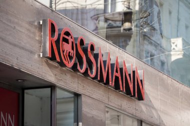 Prag, Çek Cumhuriyeti - 6 Kasım 2019: Rossmann logosu Prag 'daki ana dükkanlarının önünde. Rossmann, Avrupa 'ya yayılmış bir Alman eczane, dogerie ve kozmetik mağaza zinciri.