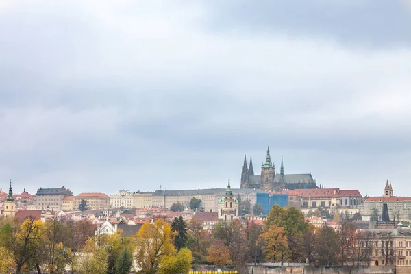 Панорама Старого Города Праги Осенью Осенью Холмом Градчан Пражским Градом — стоковое фото