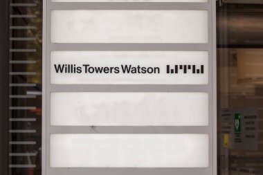 Prag, Çek Cumhuriyeti - 31 Ekim 2019: Willis Towers Watson logosu Prag ofislerinin önünde. Willis Towers Watson bir İngiliz ve İrlandalı Sigorta ve risk danışmanlık şirketidir.