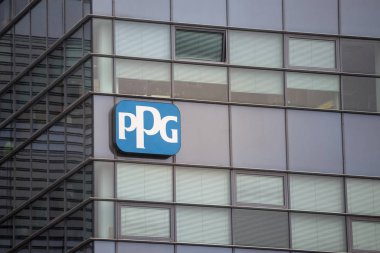 Brno, Çek Cumhuriyeti - 5 Kasım 2019: Ppg Industries logosu Brno 'nun merkez ofisinin önünde. Ppg Industries, boya ve endüstriyel malzemeler üzerine uzmanlaşmış bir Amerikan şirketidir.