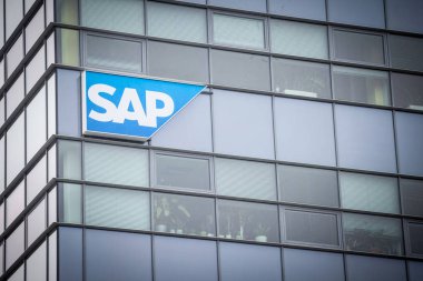 Brno, Çek Cumhuriyeti - 5 Kasım 2019: Brno için ofislerinin önünde aptal logo. Sap, şirket müşterileri için Crm ve Erp çözümlerinde uzmanlaşmış bir Alman yazılım geliştirme şirketidir.