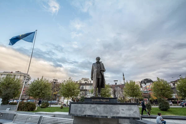 Prishtina Kosovo November 2016 Statue Gewidmet Ibrahim Rugova Dem Ersten — Stockfoto