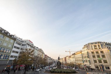 Prag, Çek Cumhuriyeti - 31 Ekim 2019: Vaclaske Namesti Panoraması, veya Wenceslas Meydanı, arka planda Saint Wenceslas (Svaty Vaclav), önemli bir turistik nokta