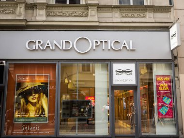 Prag - Çek Cumhuriyeti - 2 Kasım 2019: Prag 'daki dükkanlarının önündeki Grandoptical Logo. Büyük Optik, Avrupa 'da yayılmış bir optik ve gözlükçü zinciri.