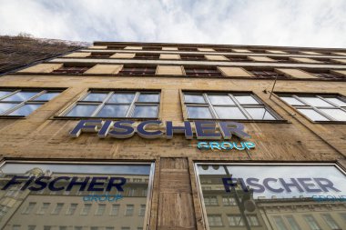 Prag - Çek Cumhuriyeti - 2 Kasım 2019: Fischer Group Cestovni Kancelar logosu Prag 'daki butiklerinin önünde. Fischer Group bir Çek seyahat acentesi ve seyahat ve eğlence perakendecisi.