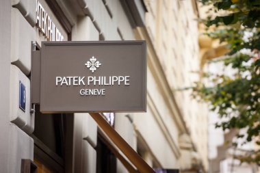 Prag - Çek Cumhuriyeti - 1 Kasım 2019: Prag 'daki mücevher dükkanlarının Patek Philippe logosu. Patek Philippe, kronografi ve saatleriyle ünlü İsviçreli lüks bir saatçi.